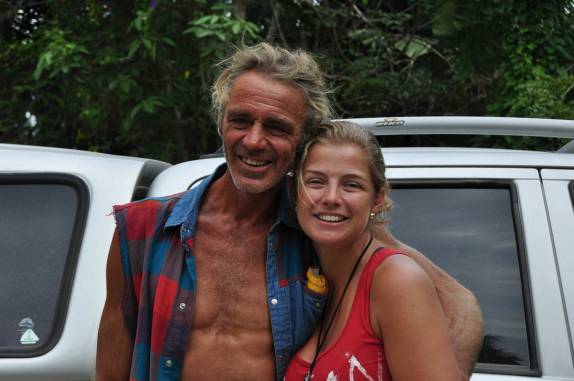 Despedida do nosso capitão e amigo, o holandes Gaston, já em terra firme, em Hopkins, no litoral sul de Belize